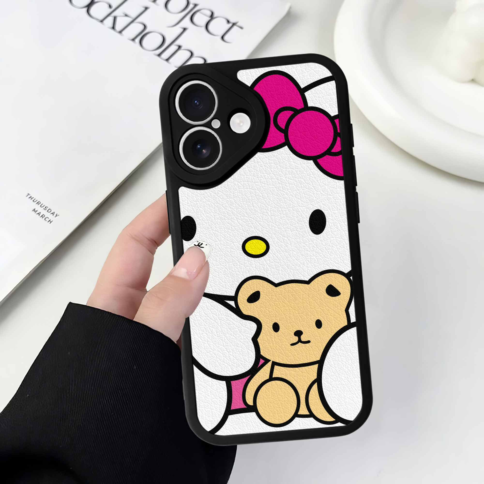 （画像用） Hello Kitty ハローキティ 【iPhone 16シリーズ対応】シリコンスマホケース（レザー調） 材質：シリコン